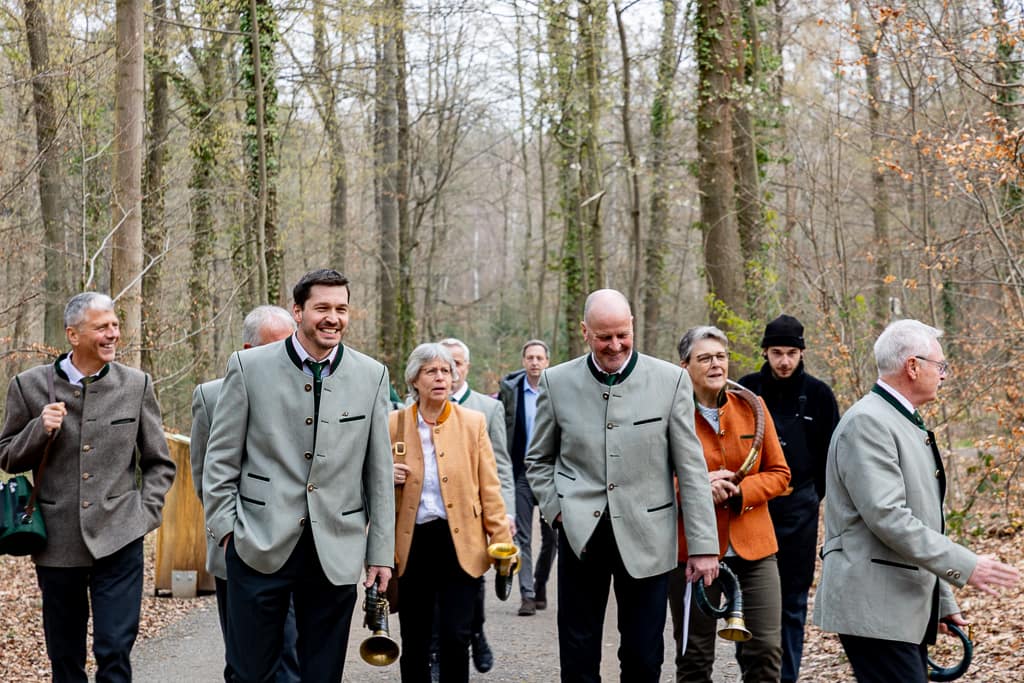 menschen kommen zur eröffungsfeier