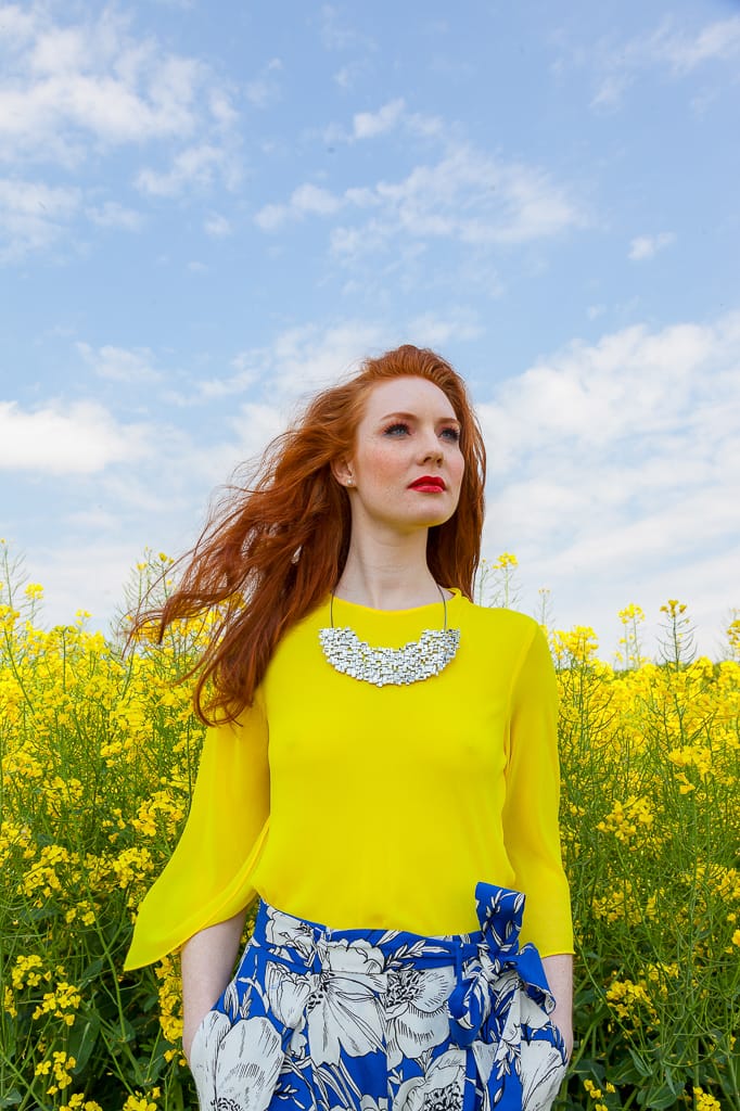 Frau im gelben Kleid