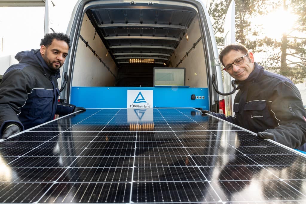 Industriefotografie TÜV Rheinland - Zwei Männer schauen auf das Solarpanel