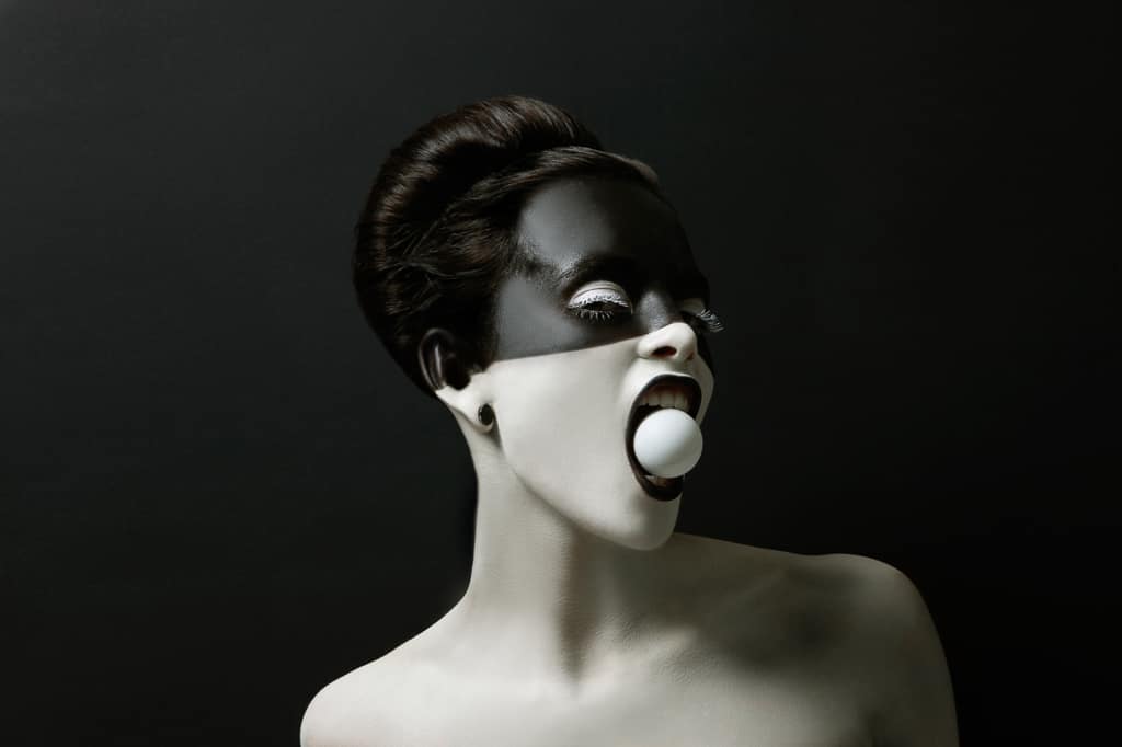 Frau mit einem Ball im Mund