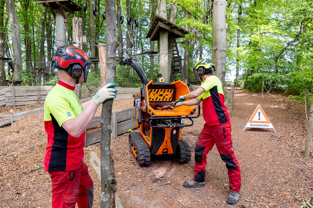 Beide Jungs arbeiten am Hecksler
