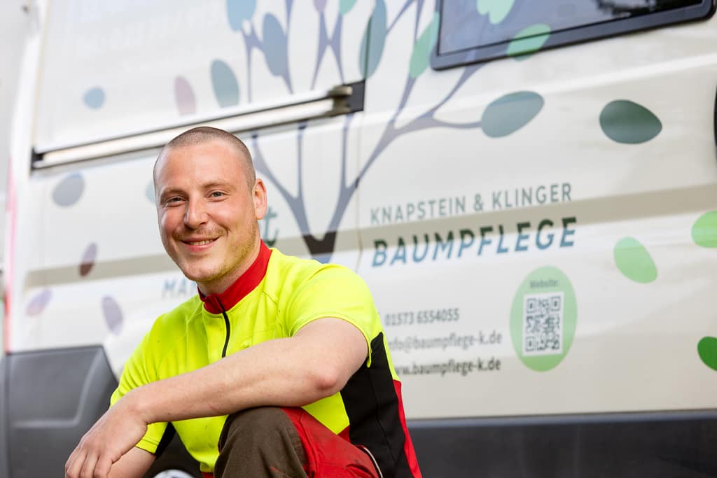 Lennart vor dem Firmenwagen