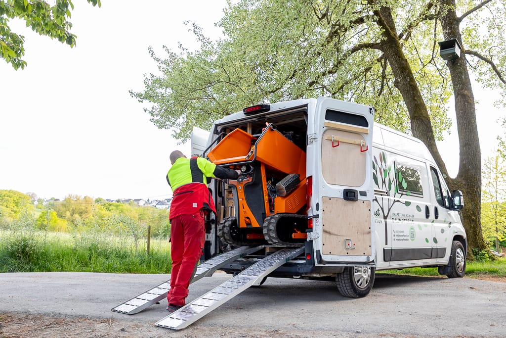 In den Wagen werden Geräte gepackt
