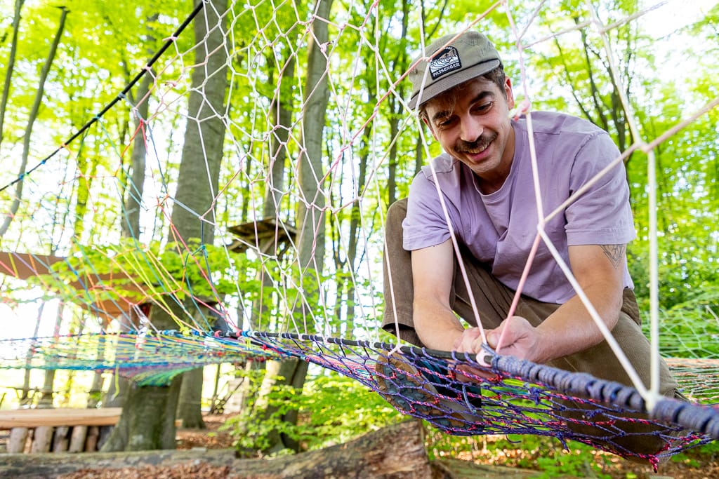 Robin flechtet das Treenet