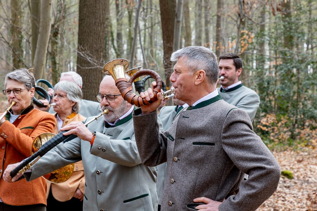 ein bläser bläst mit einem horn
