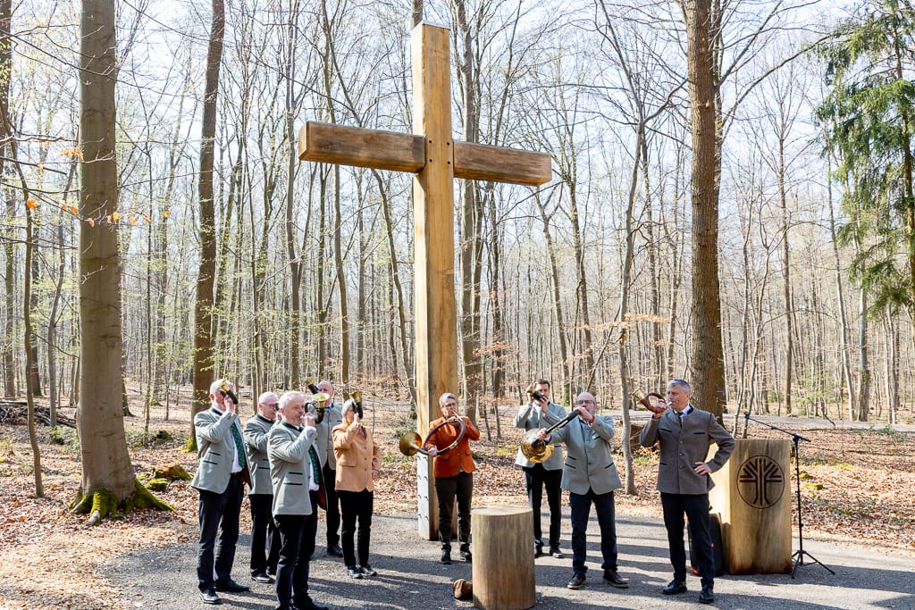 im freidwald steht ein kreuz
