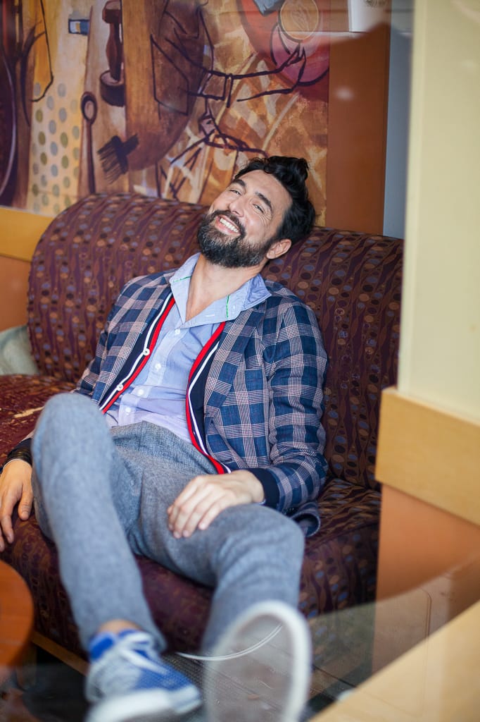 POrträt eines männlichen Models im Cafe