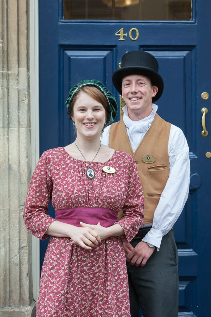 Zwei Schauspieler von vorne fotografiert. Eine sieht aus wie Jane Austen