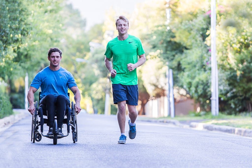 medizinische fotografie für hollister - ein model in einem rollstuhl