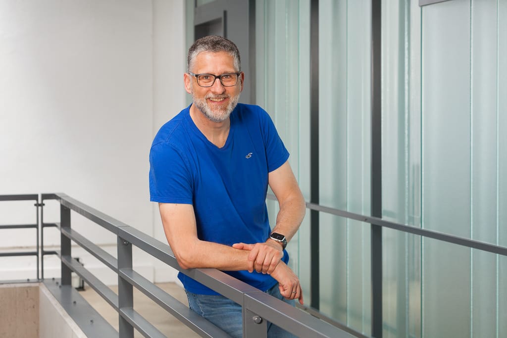 Mann wird im Treppenhaus fotografiert