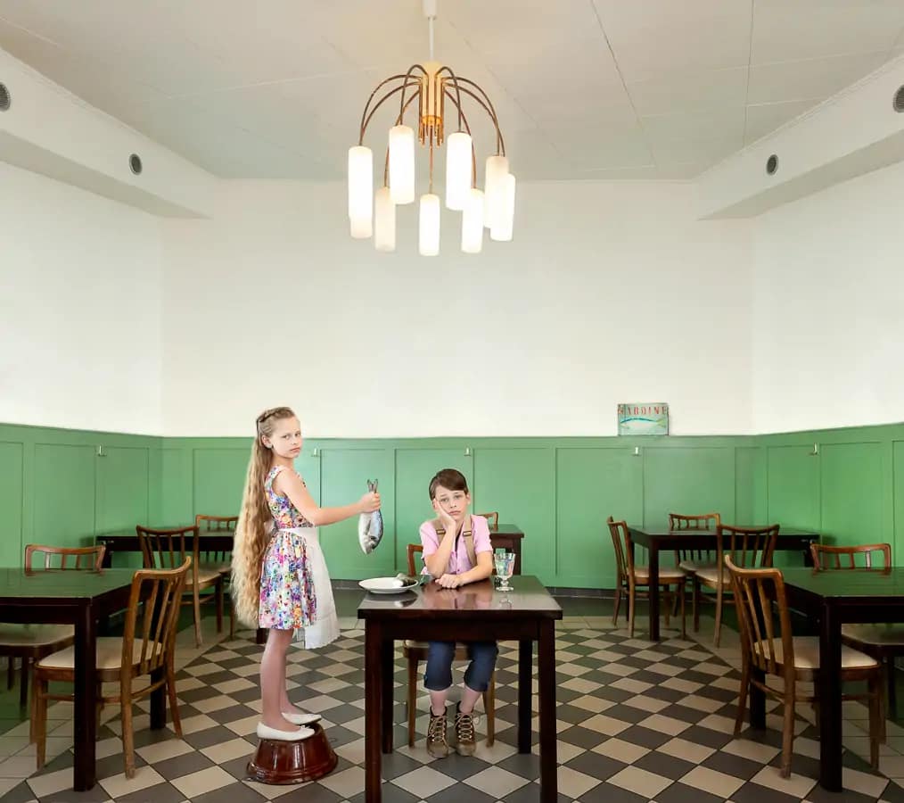 Zwei Kinder in einem Café.