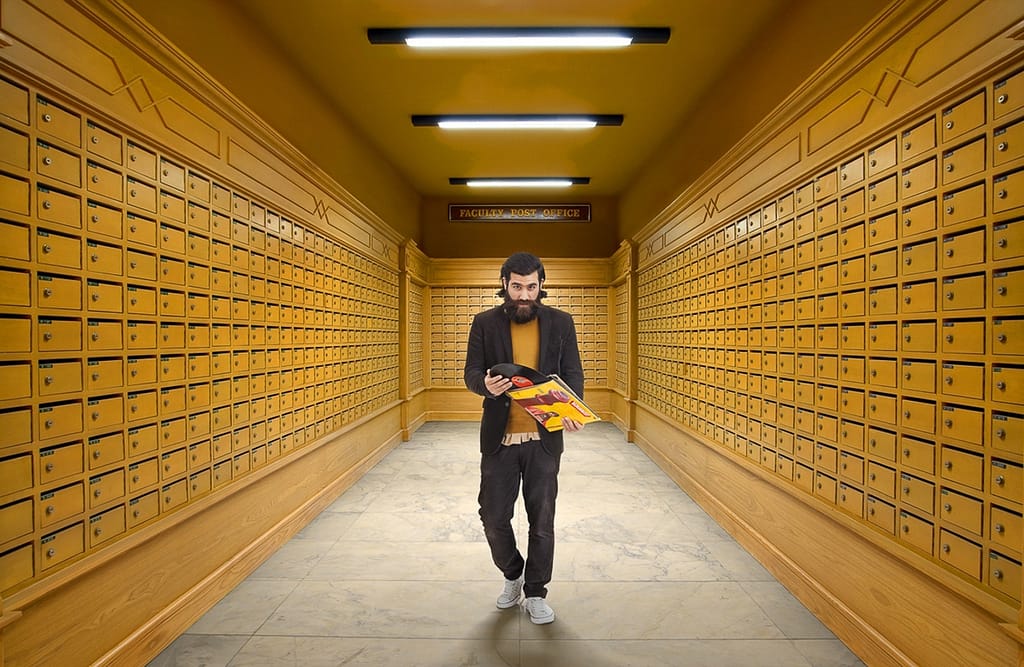 Fotokomposition. Ein Mann ist in einem stylischen gelben Postraum.