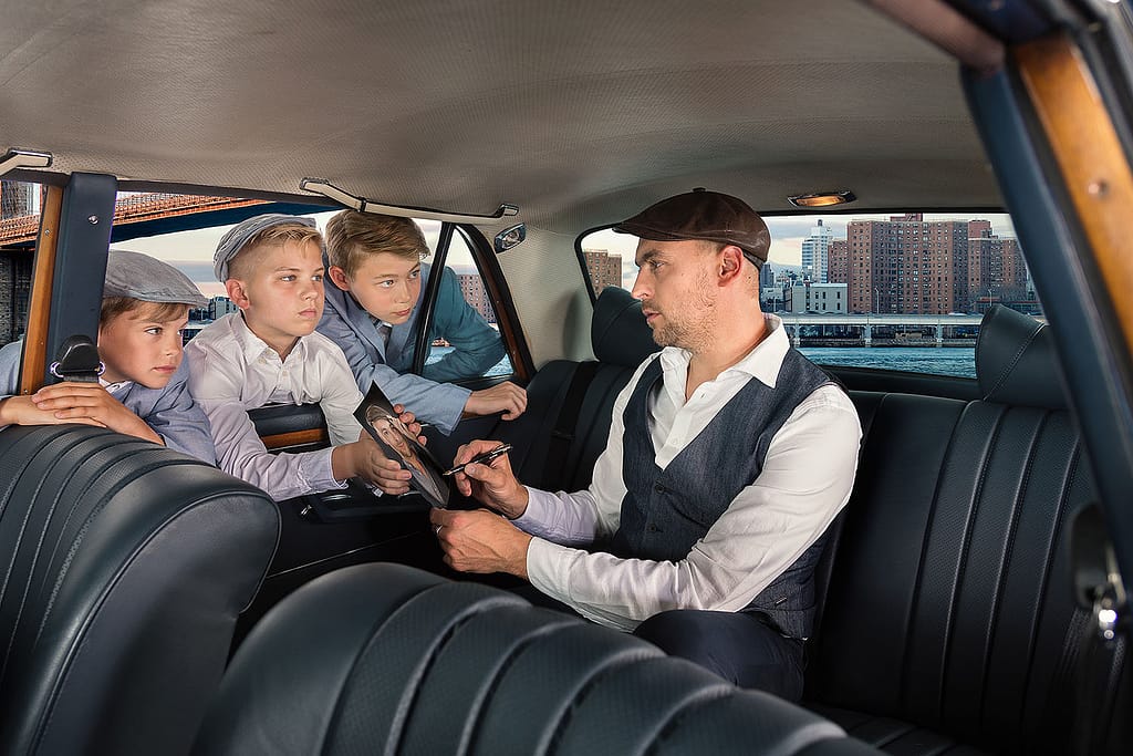 Künstlerfotos des Musikers Max Mutzke. Zu sehen ist Max in einem alten Auto mit vielen Kindern.