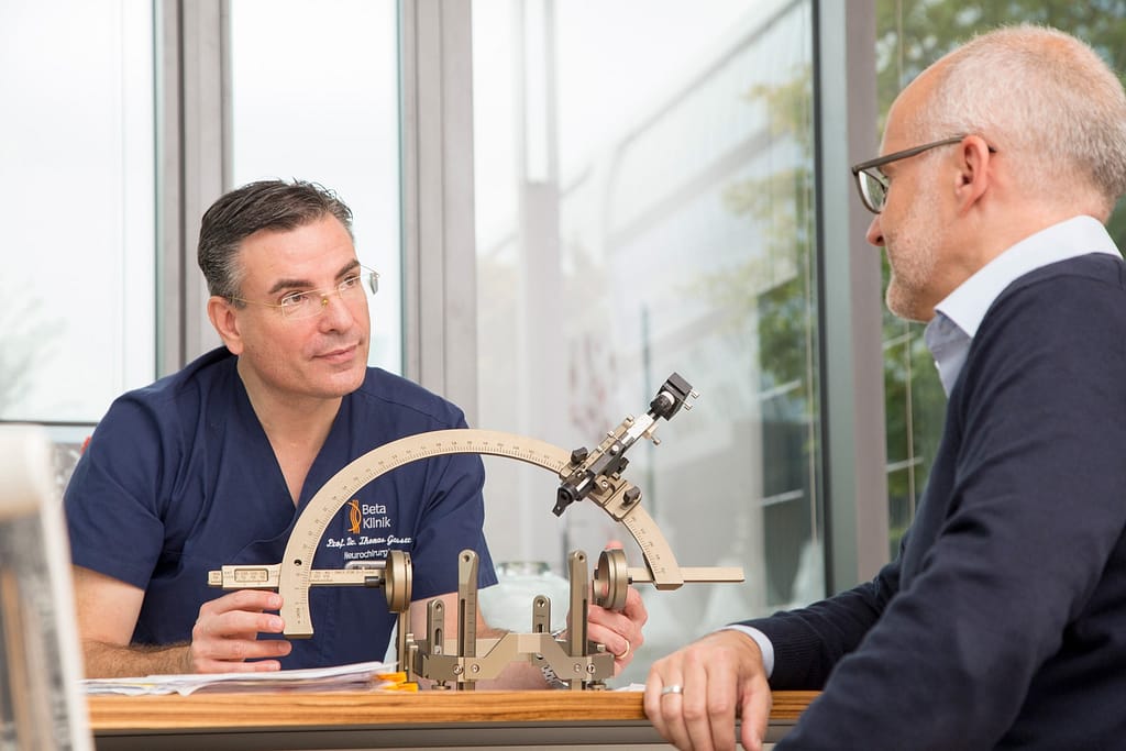 Arzt konsultiert Patienten mit Gerät Medizin Fotograf Köln