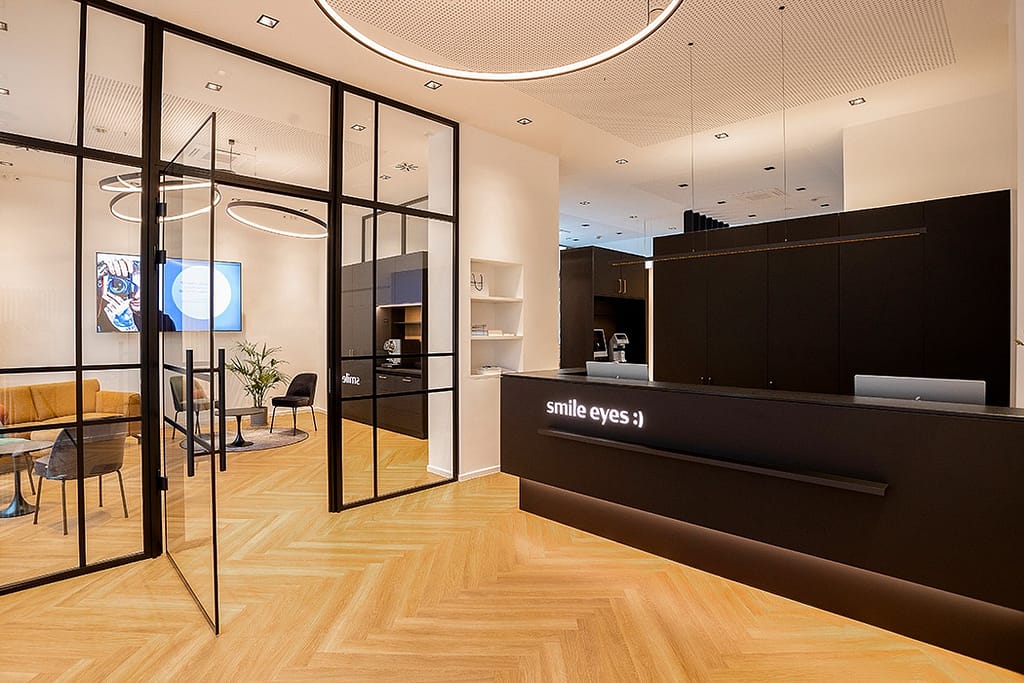 Architektur - Die klaren Linien und minimalistische Gestaltung der Arztpraxis schaffen eine ruhige, entspannende Umgebung.