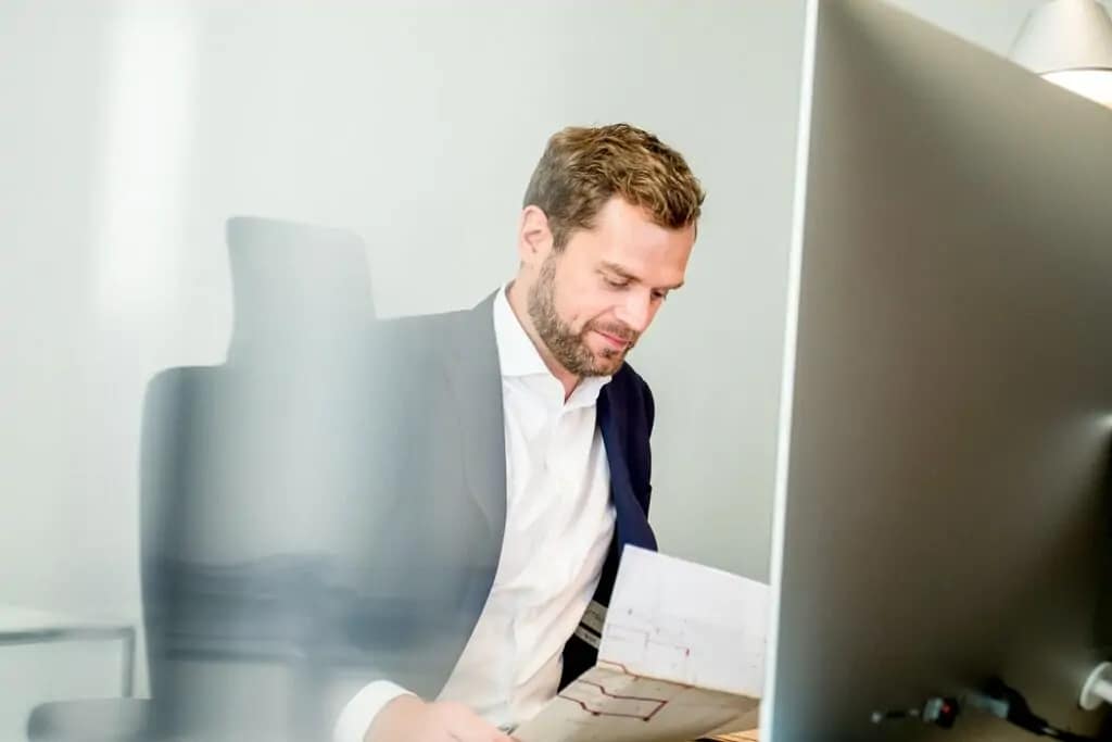 Mann porträtiert mit Unschärfe im Vordergrund