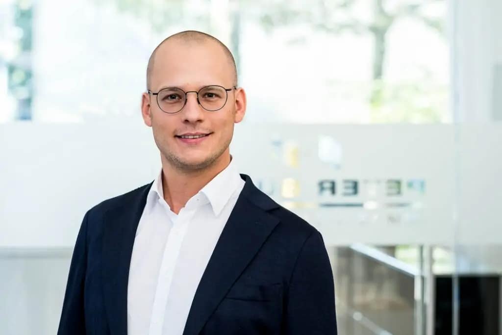 Portrait eines Mannes in einem lichtdurchfluteten Büro. Business Porträt