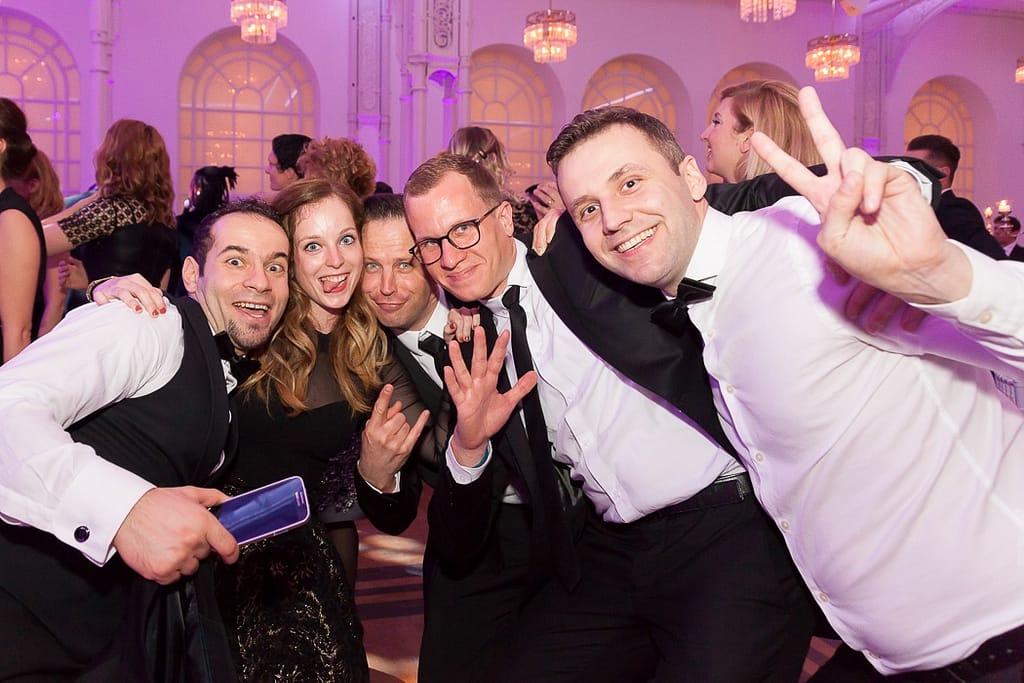 Kundenevent im Kölner Loft. Die Gäste lachen in die Kamera.