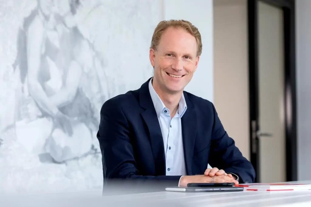 Businessporträt in einer modernen Bürosituation