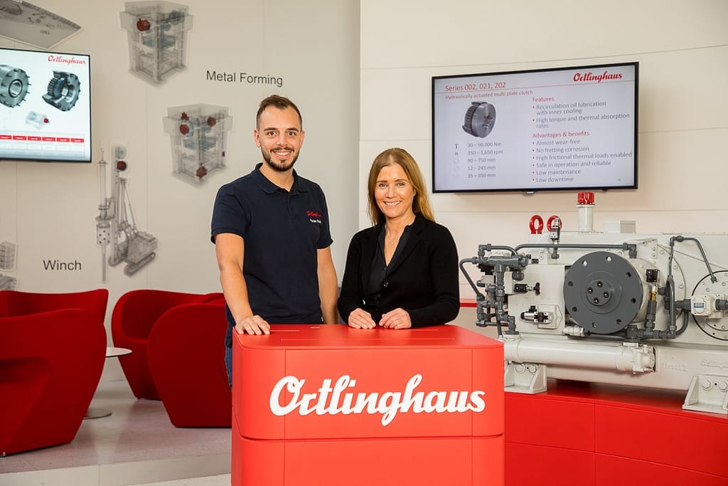 Industrie Fotografie für Ortlinghaus. Zu sehen sind zwei Personen am Empfang.