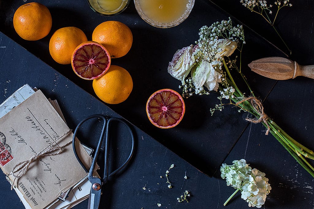 Foodfotografie aus Köln. Gesunde Frühstücksoption: Orangenfilets auf einem Joghurt mit Nüssen und Honig