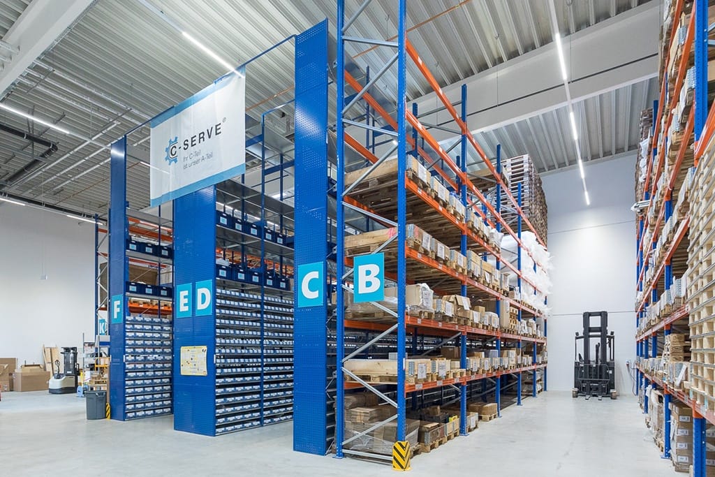 Werbefotosgraf im Segro Buisness Park in Köln. Lagerhalle mit vielen Paketen.