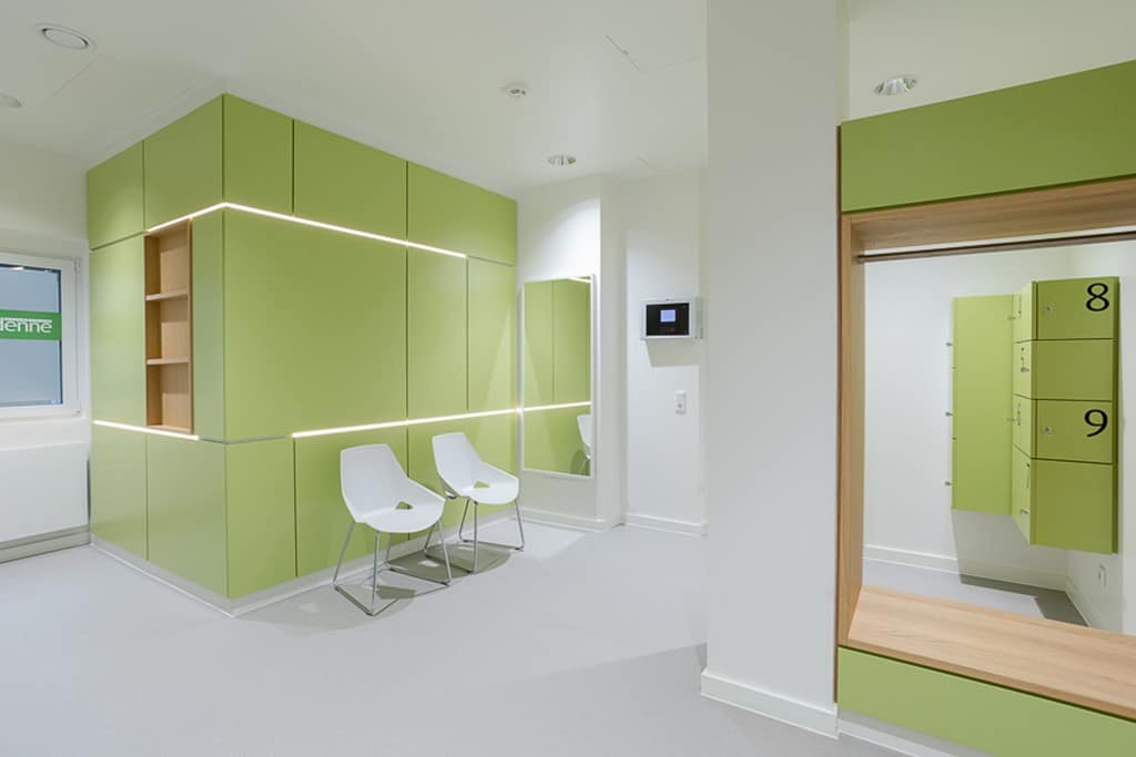 Architekturfotografie - Moderne Architektur trifft auf Funktionalität – die Arztpraxis bietet eine helle und einladende Atmosphäre für Patienten.