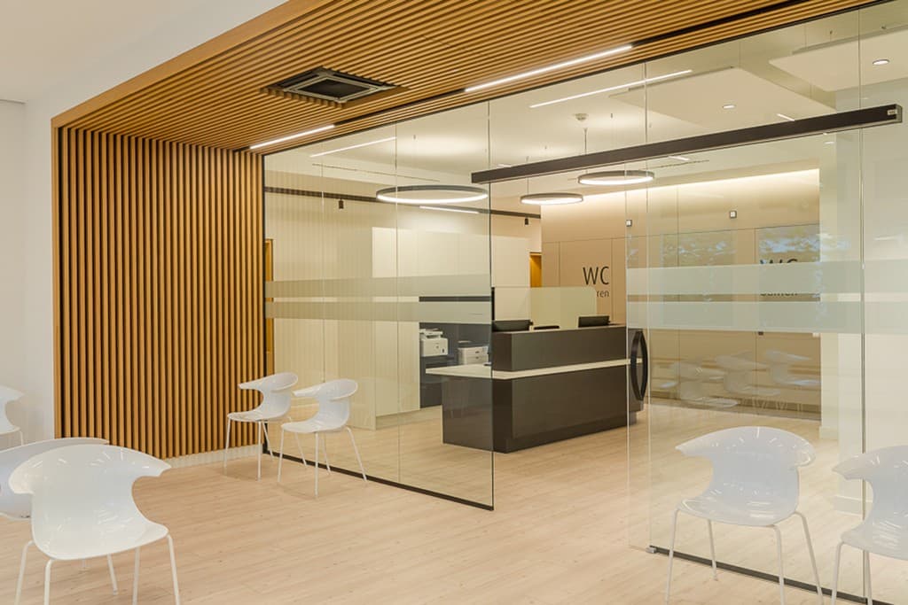 Innenansicht der Augenklinik: Minimalistisches Design und helle, einladende Räume für Patienten