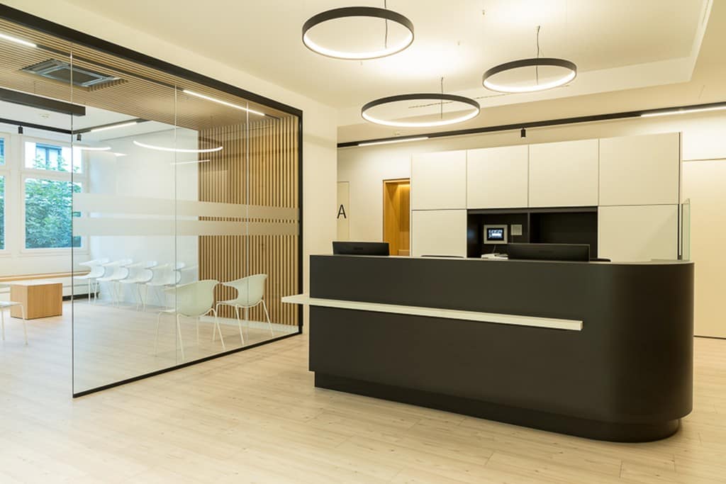 Architektur der Augenklinik: Funktionale und ästhetische Gestaltung der Behandlungsräume mit modernen Materialien