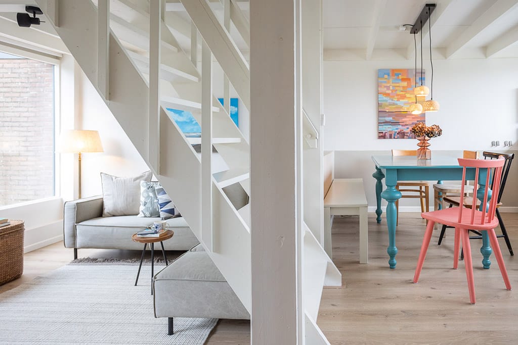 Lichtdurchfluteter Essbereich im Ferienhaus mit Blick auf die Natur – perfekt für gemeinsame Mahlzeiten.