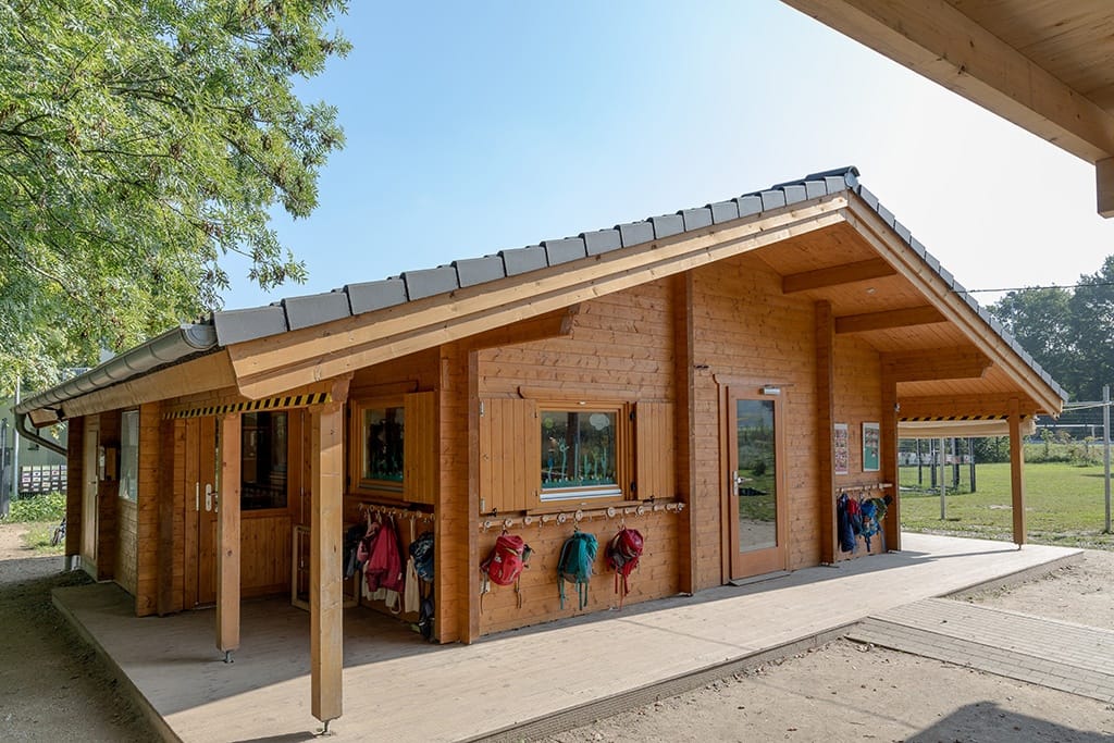 Architekturfotografie einer Holzschule von außen in den Sommermonaten.