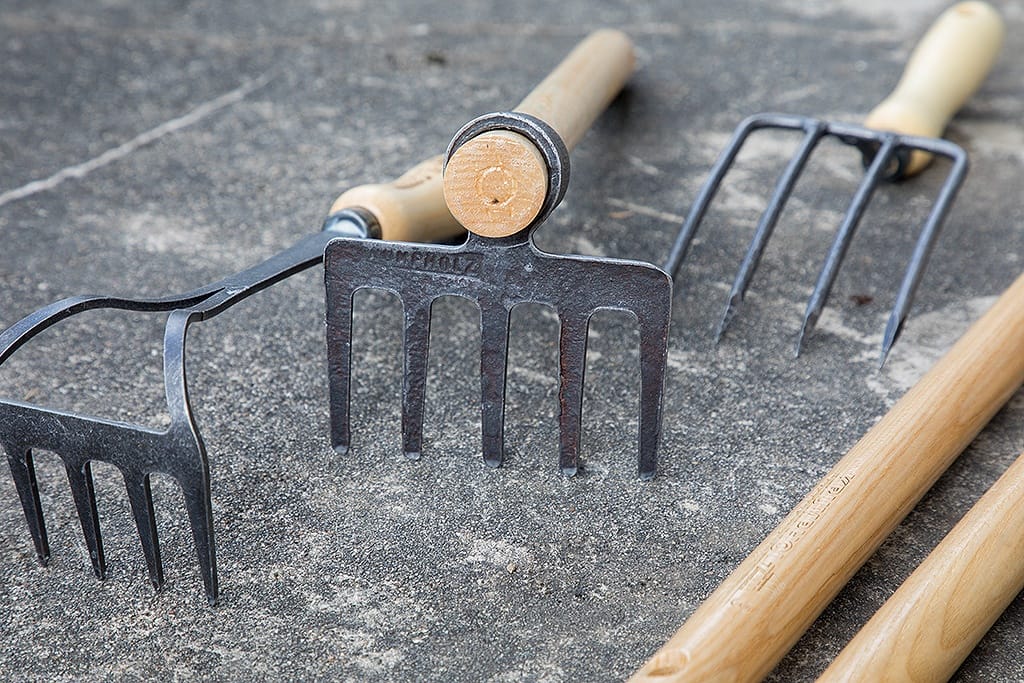 Firmenportrait - Gartengeräte schön fotografiiert und arangiert.