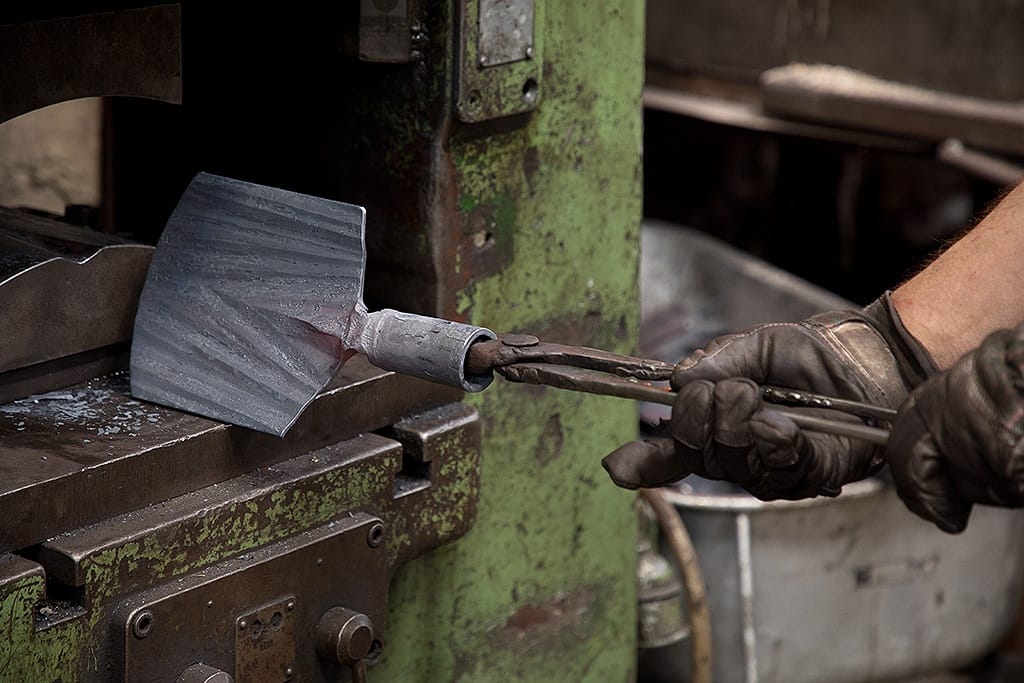 Firmenporträt von Krumpholz. Ein Mann hält Eisen ins Feuer!