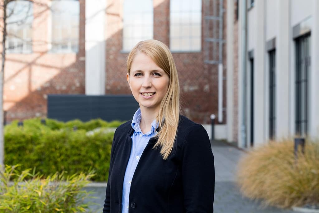 Porträtfotografie einer Frau in einem modernen Hinterhof.