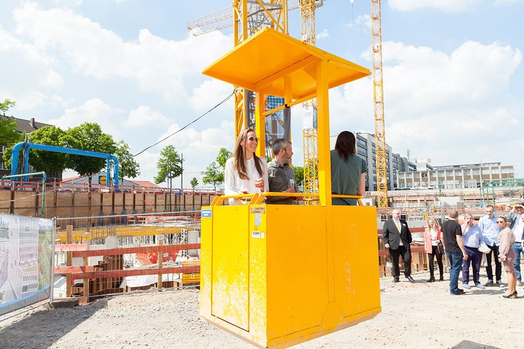Event Fotograf - Vertreter von Strabag bei der Grundsteinlegung für das Bauprojekt Mattes und Düx, das den Weg für nachhaltige Stadtentwicklung ebne