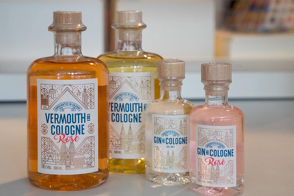 Kölner Gin fotografiert vor einem neutralen Hintergrund