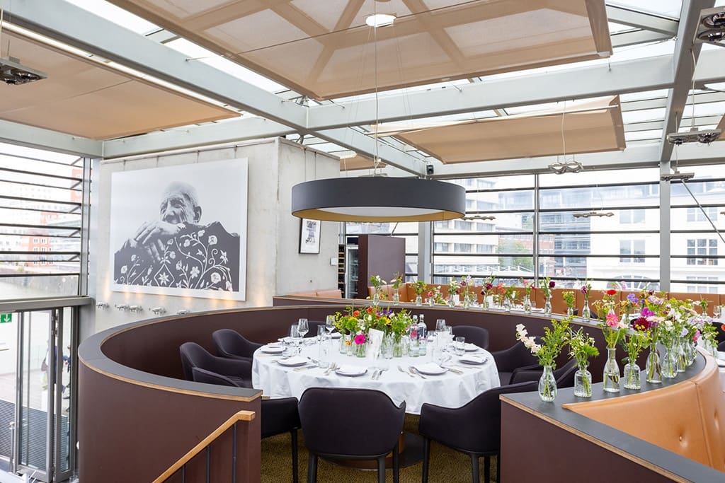 Networking-Moment auf der Baker Tilly Business-Veranstaltung, mit Blick auf engagierte Teilnehmer