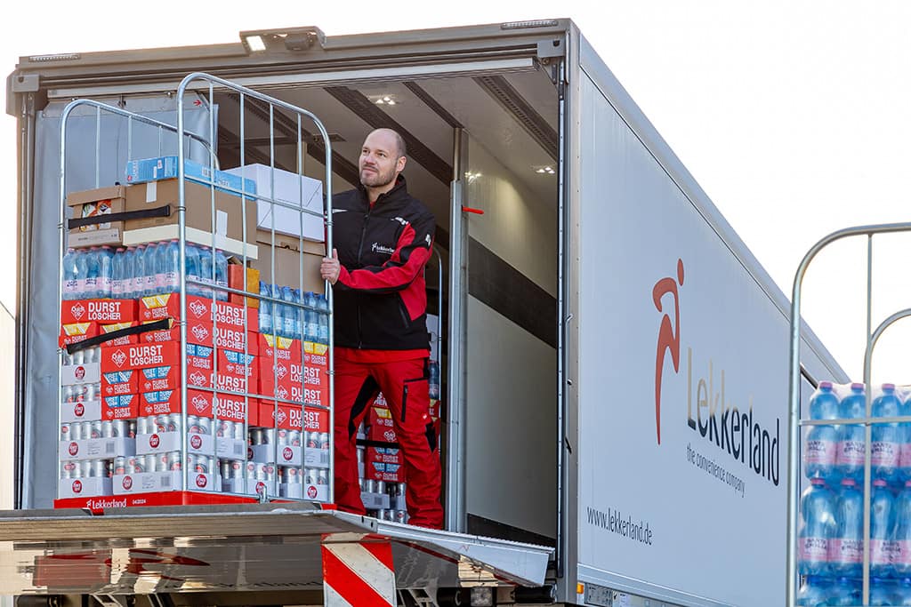 Lkw mit Getränkekisten beladen