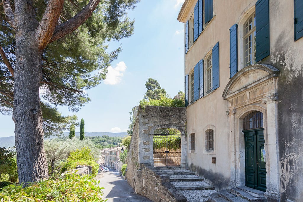 Außenansicht eines alten Hauses in Frankreich.