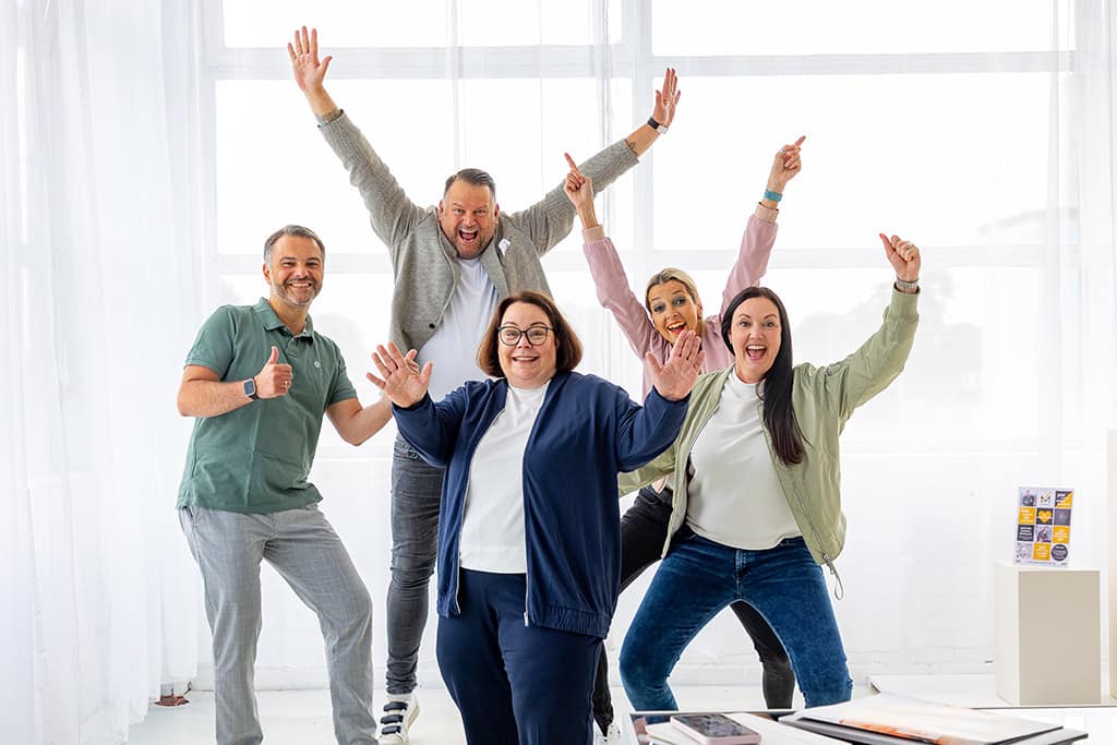 Spingende Gruppe von Menschen im Fotostudio