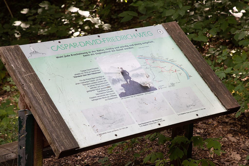 Schild zum Wanderweg in der Sonne