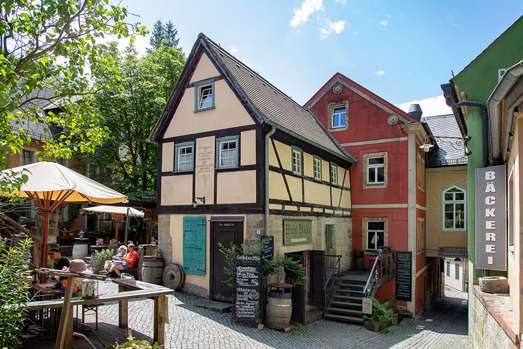 Lifestyle Fotografie in Schmölka. Zu sehen sind historische Häuser!