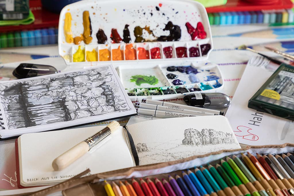 Bunter geöffneter Malkasten.