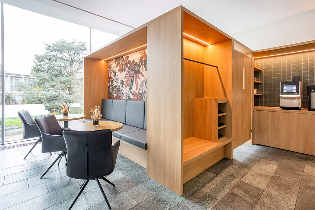 Praxis von Innen. Zu sehen sind moderne Holzelemente.