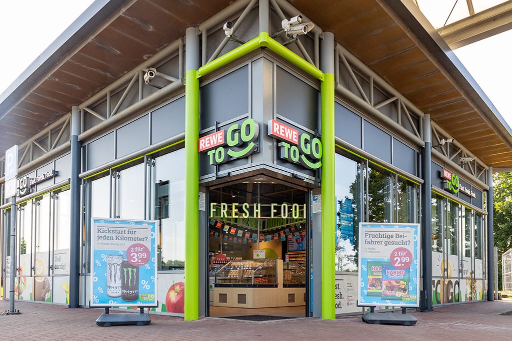 Aussenansicht von Rewe to Go. Zu sehen ist das Geschäft von aussen! 