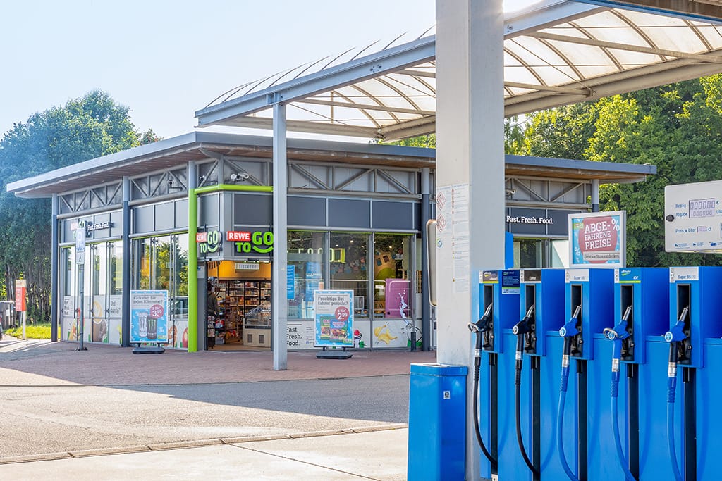 Foto der Aral Tankstelle. Im Hintergrund ist der Rewe to go Laden.