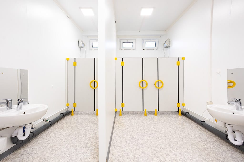 Unternehmensfotografie Unternehmensfotografie - ELA Containeranlage von innen. Zu sehen ist die Toilettenanlage.