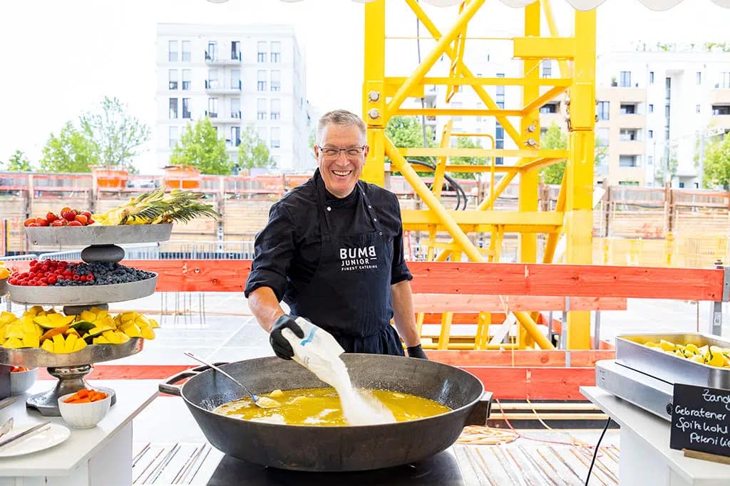 Event Grundsteinlegung in FF - Im Mittelpunkt steht ein lachender Koch.