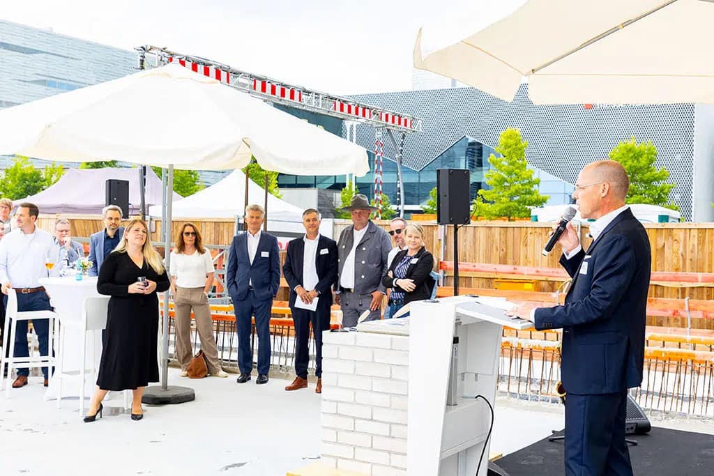 Dynamische Aufnahme eines Events, bei dem das Publikum begeistert mitfeiert und die Lichter auf der Bühne glühen.