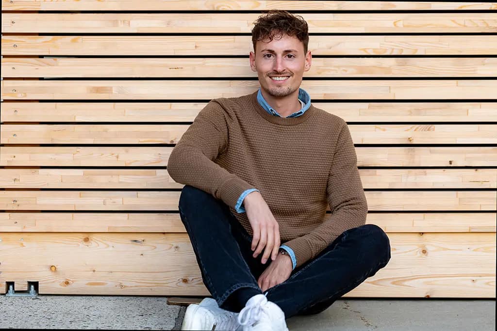 Kreatives Porträt im urbanen Umfeld – moderne Porträtfotografie aus Köln.